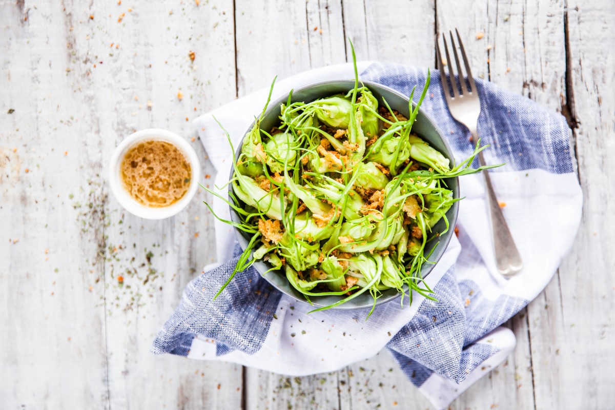 Italiaanse puntarellesalade met pecorino crumble