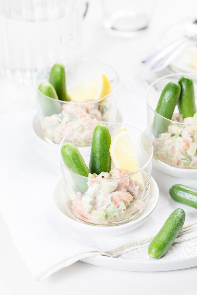 Amuse van avocado-zalmsalade en snack komkommer