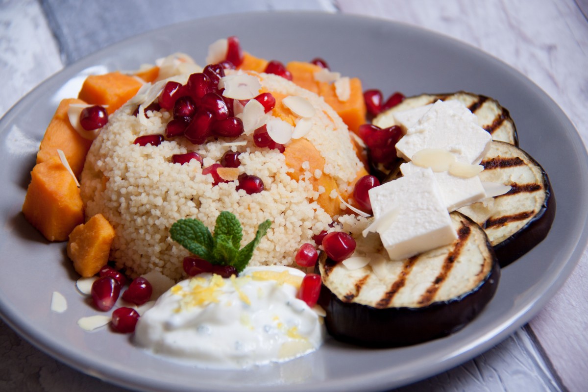Couscous met gegrilde aubergines, zoete aardappel, granaatappel pitjes en een frisse yoghurt munt saus