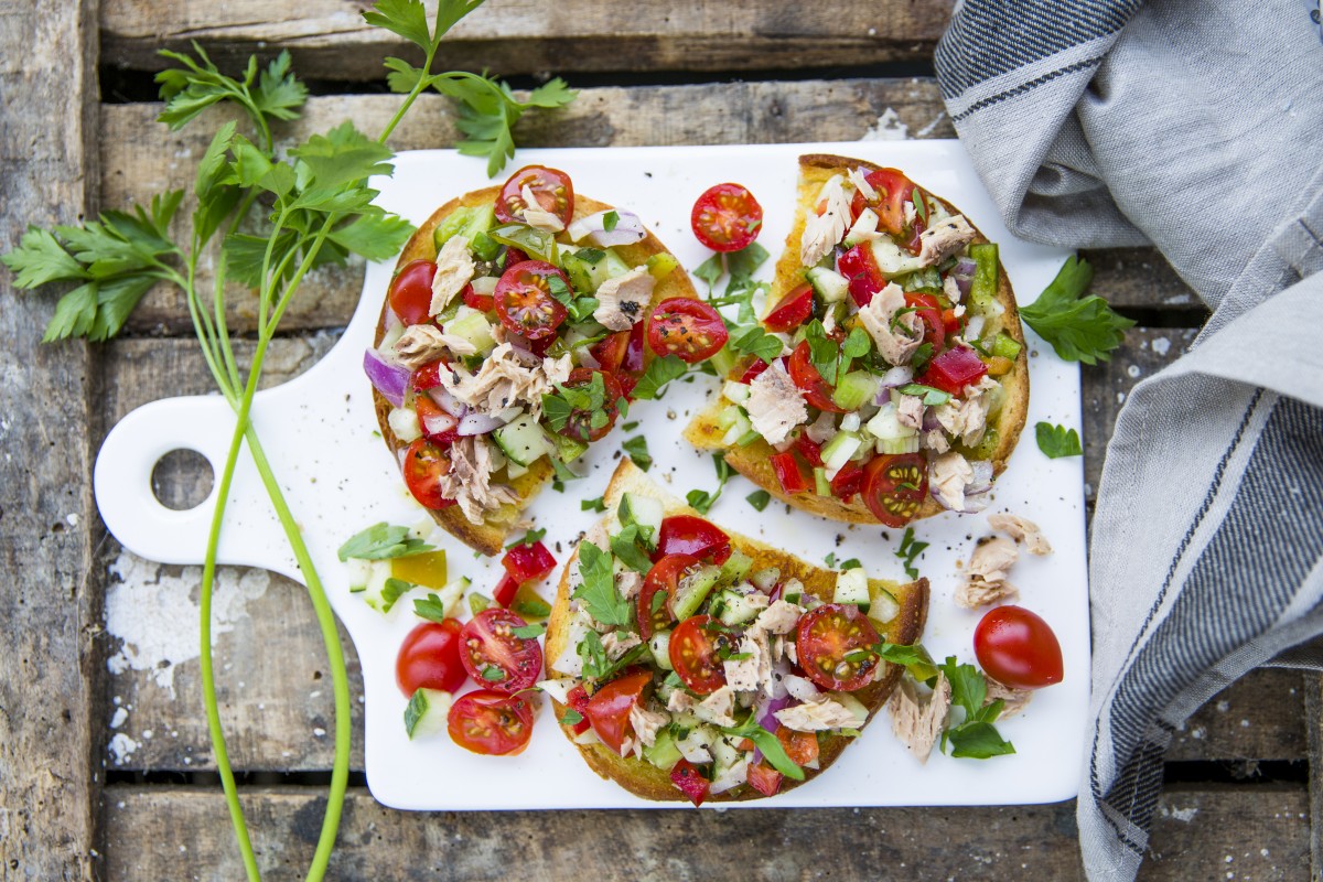 Crostini con pico de gallo, pomodoro Solarino e sgombro