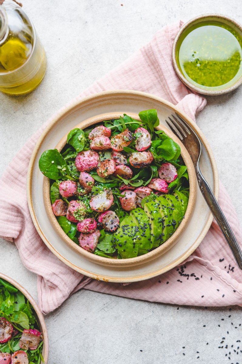 Salade met geroosterde radijsjes en pestodressing