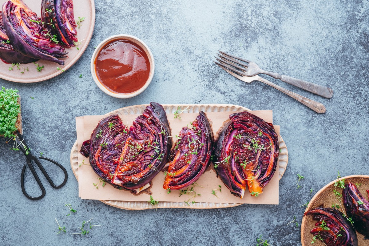 Geroosterde rodekoolsteaks met BBQ-glaze
