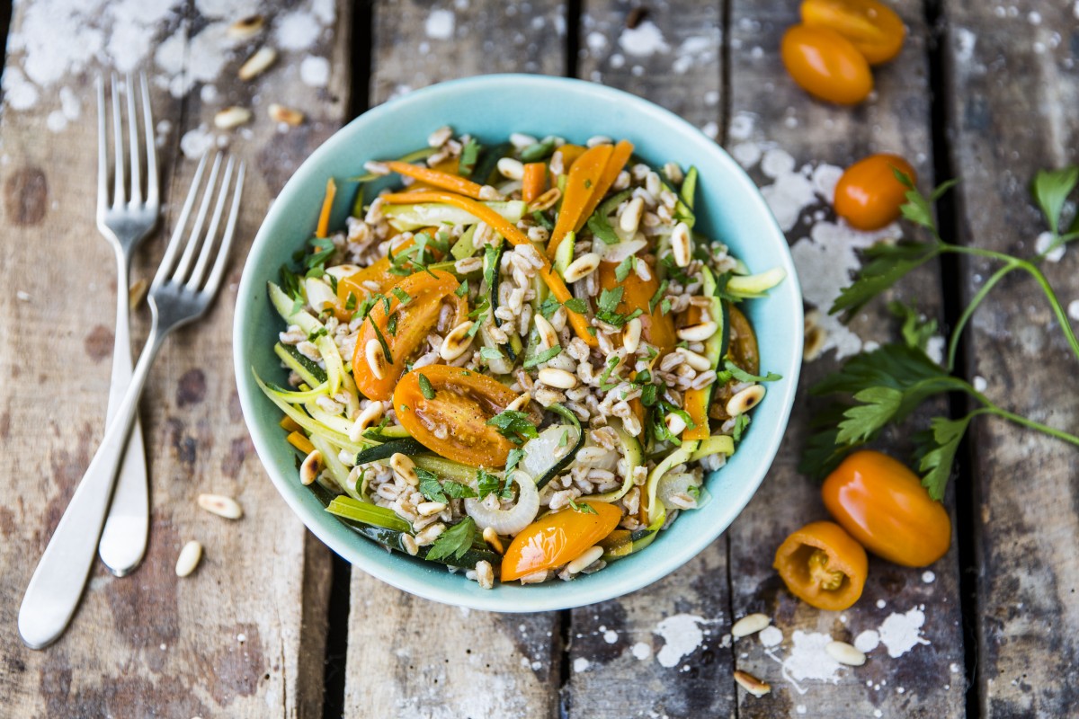 Maaltijdsalade met farro, tomaatjes, wortel, courgette en bleekselderij