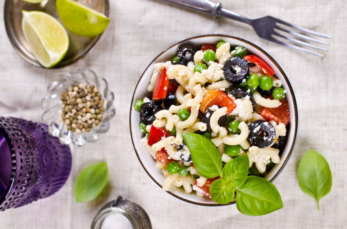 Italiaanse maaltijdsalade met gerookte kip, kaas en rucola 