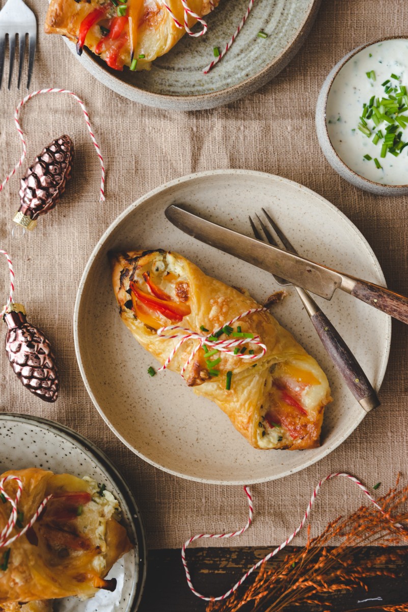 Bladerdeegpakketjes met paprika, ham, kaas en mieriksworteldip