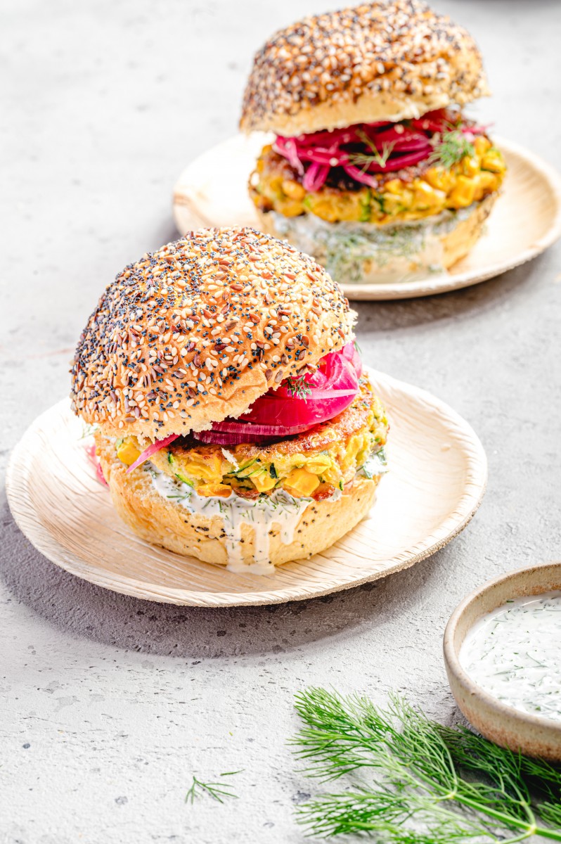 Courgetteburger met dillesaus en zoetzure rode ui