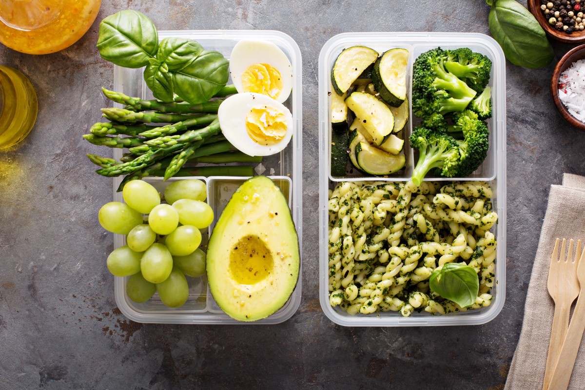 Pasta pesto with zucchini and broccoli to go