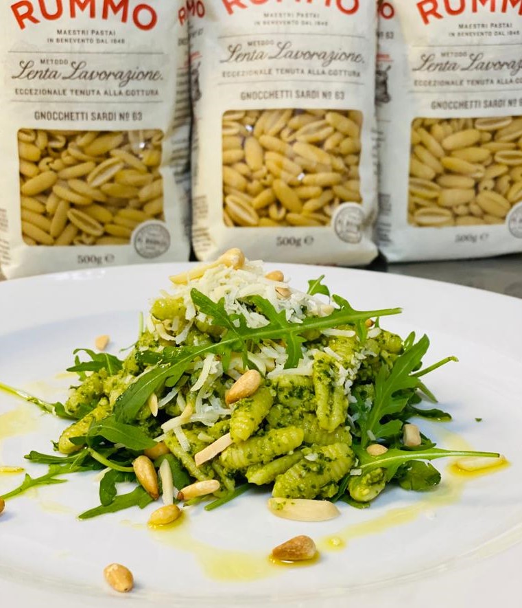 Pastasalade met verse pesto, rucola, Parmezaanse kaas en pijnboompitten
