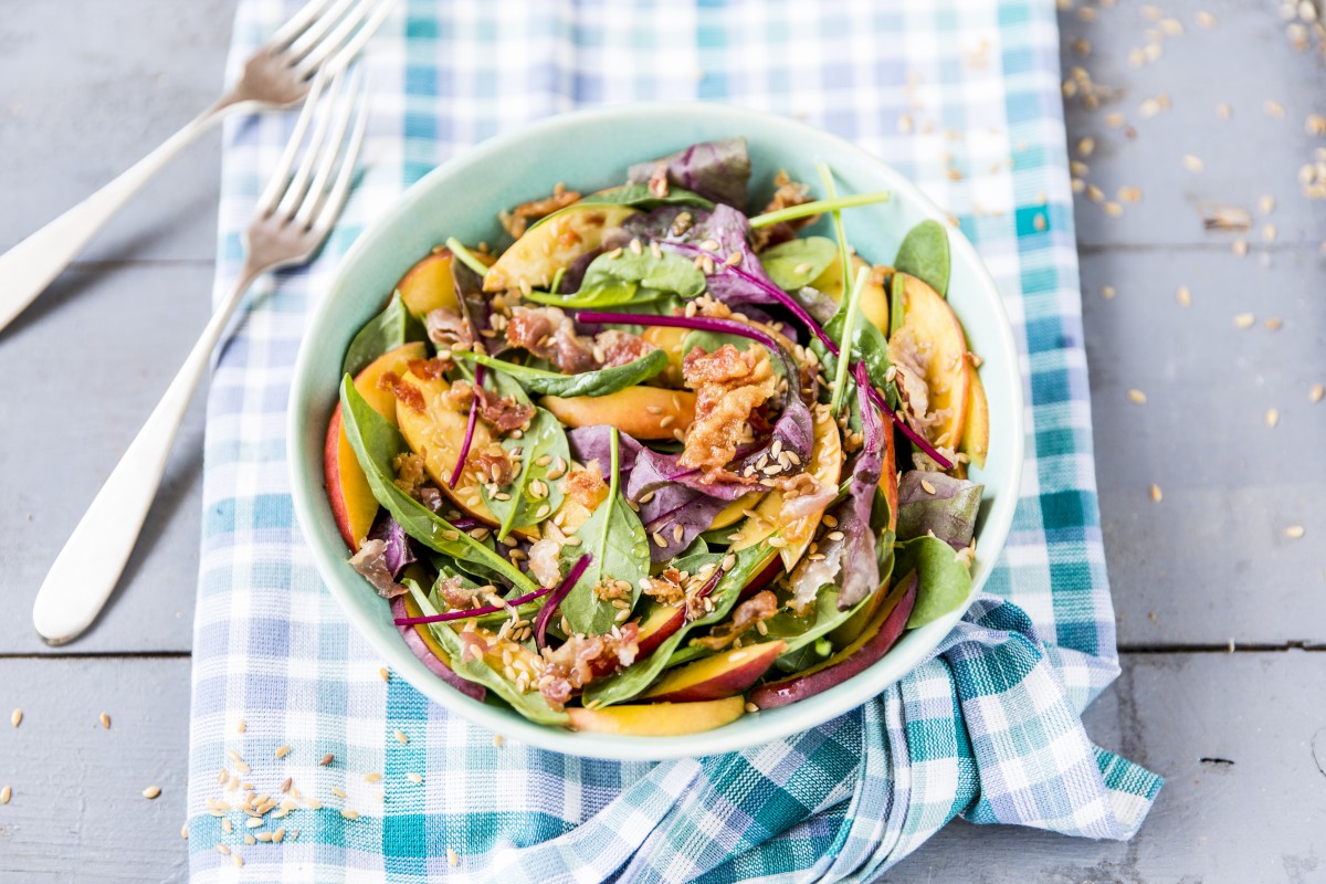 Spinazie, perzik salade met spekjes 