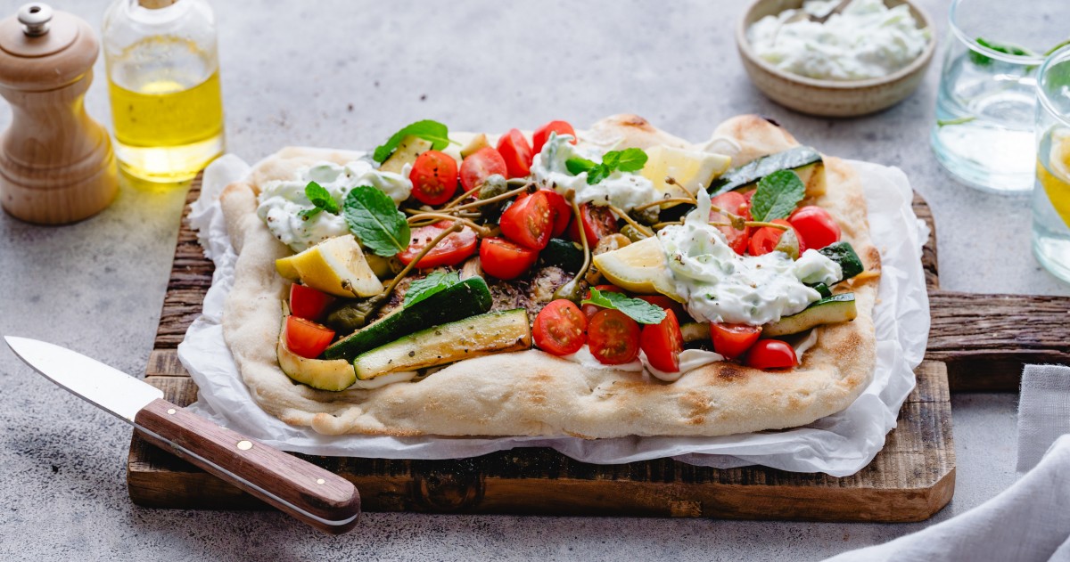 Pinsa of flatbread met gegrilde courgette en aubergine & munt-citroentzatziki