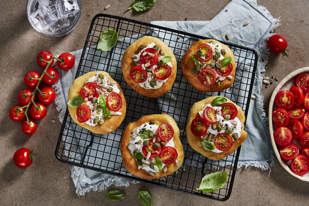 Pizza Bianca met mozzarella en cherrytomaatjes