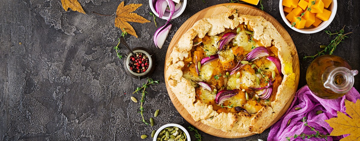 Hartige pompoentaart met rode ui en feta