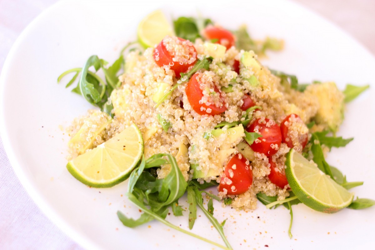 Quinoasalade met avocado, rucola en tomaatjes