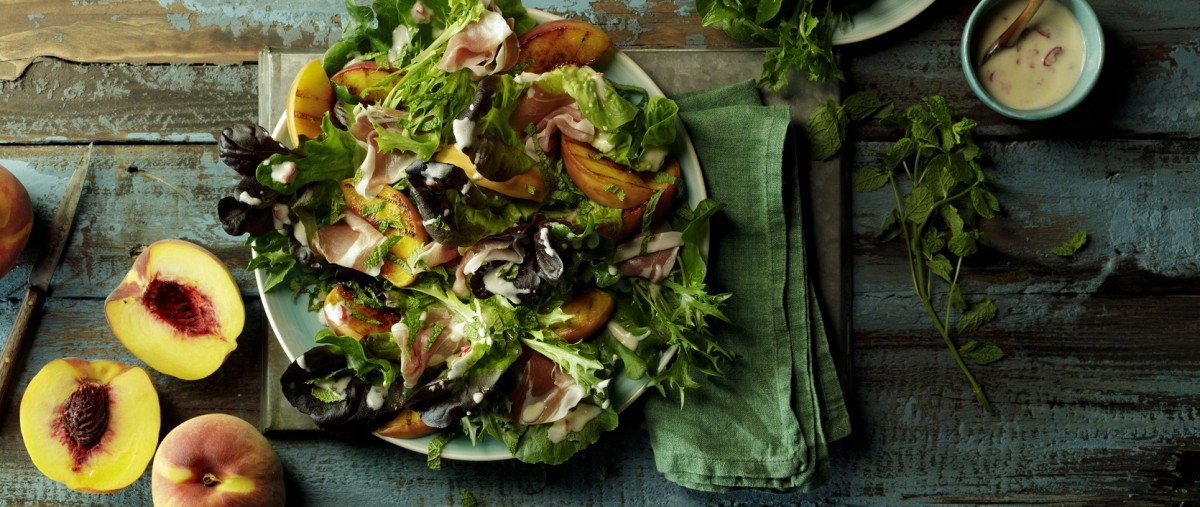 Salanova®-Salat mit gegrilltem Pfirsich, Prosciutto und Joghurtdressing