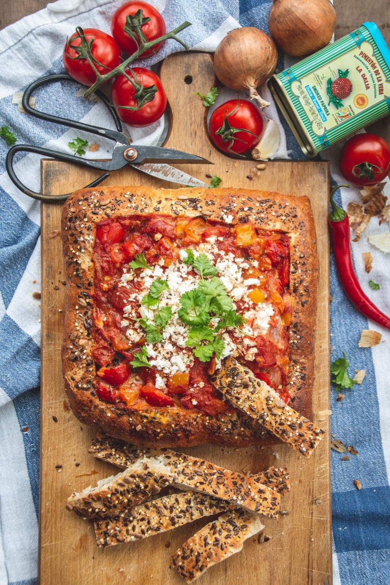 Shaksuka broodpan met tomaten, paprika en feta