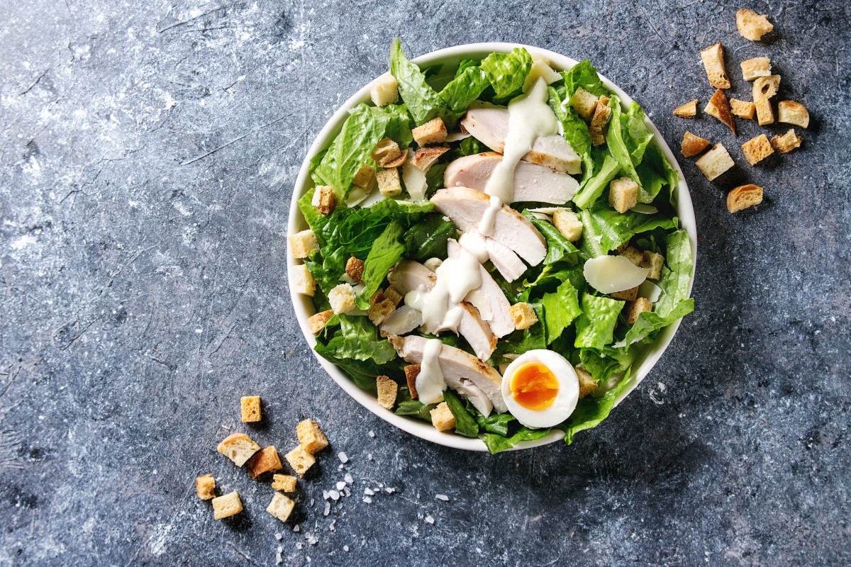 Romaine sla met gegrilde kip en zelfgemaakte croutons