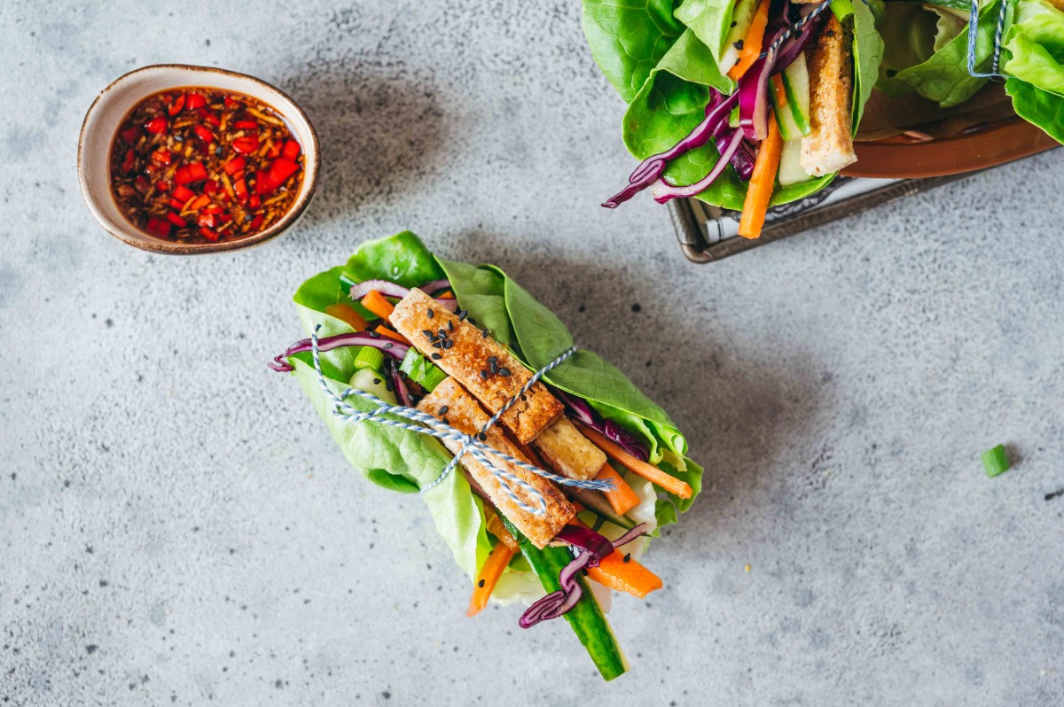 Wraps van sla met krokante tofu en zoetpittige dipsaus
