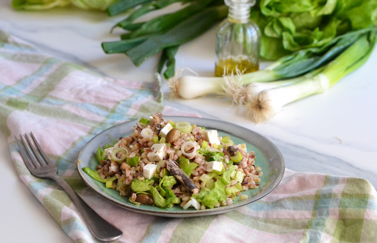 • Cook the spelt as instructed on the packet. Drain and let cool. • Meanwhile, slice the lettuce into bite-sized strips and slice the onions into thin rings. • Cut the feta into small cubes. • Mix the spelt with the lettuce, onions, feta and sardines. • Season with olive oil, salt, pepper and oregano. Stir gently, but well. • Squeeze lemon juice over the salad before serving.