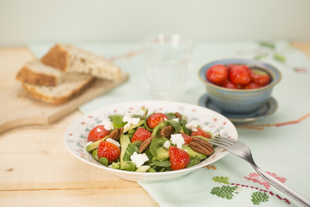 Spinazie salade met aardbeien, avocado en pecannoten