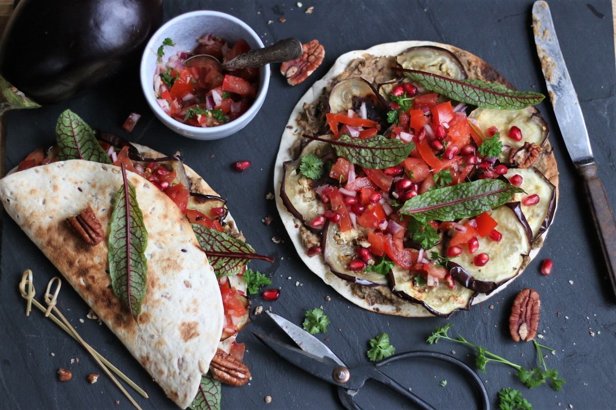 Vegetarische wraps met aubergine en salsa van granaatappel