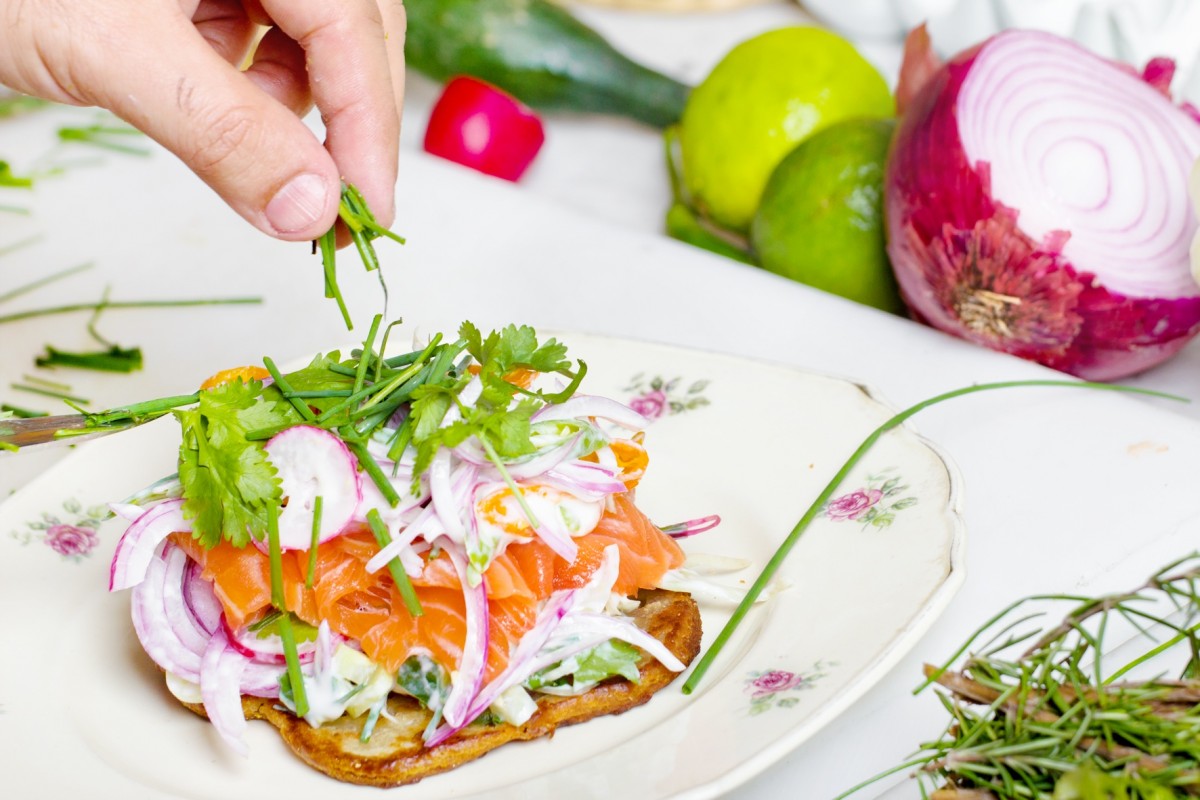 Hartige wafels met zalmsalade 