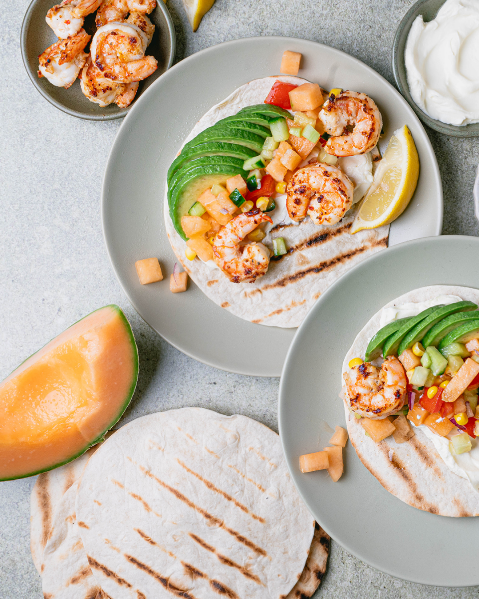 Wraps met pittige garnalen en een meloensalsa met komkommer en mais