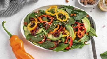 Spinach salad with sweet pointed pepper and avocado 