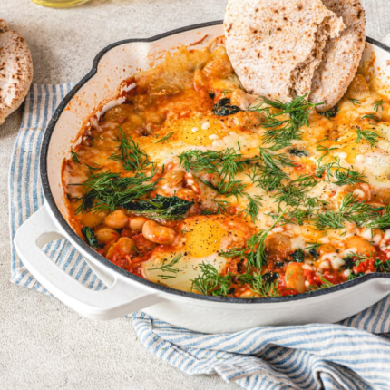 Groenteshakshuka met reuzenbonen