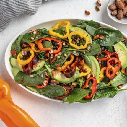 Spinach salad with sweet pointed pepper and avocado 