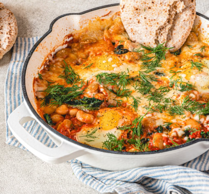 Groenteshakshuka met reuzenbonen