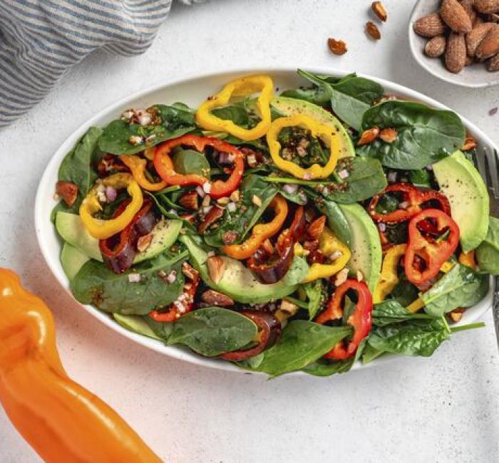 Spinach salad with sweet pointed pepper and avocado 