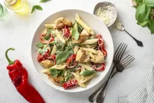 pasta met kip, rucola en zoete paprika
