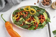 Spinach salad with sweet pointed pepper and avocado